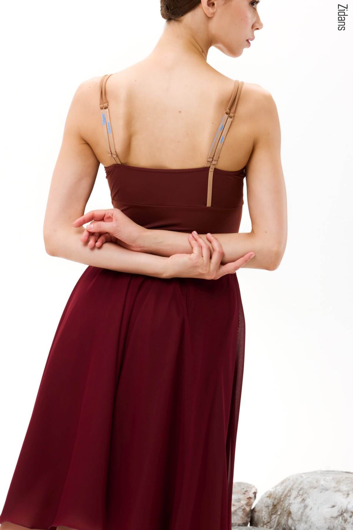 Zidans Lines Leotard Ground - Asymmetrical Back Detail Гръб на трико Zidans Lines Ground с асиметрично разположение на презрамките и мек жаккардов ластик.
