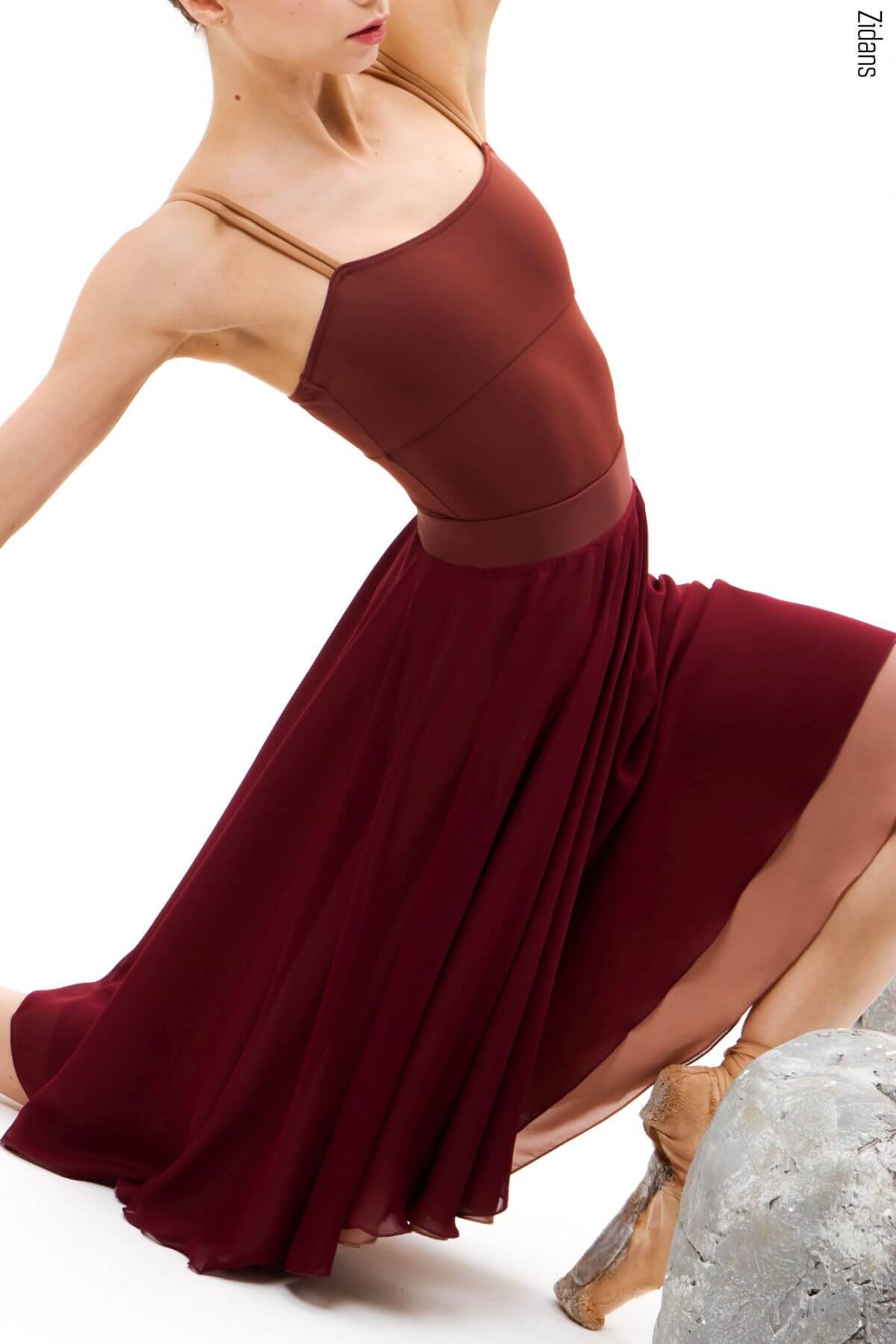 Zidans Lines Leotard Ground - Professional Dance Performance View Танцьорка в движение, облечена в еластично балетно трико Zidans Lines Leotard Ground.