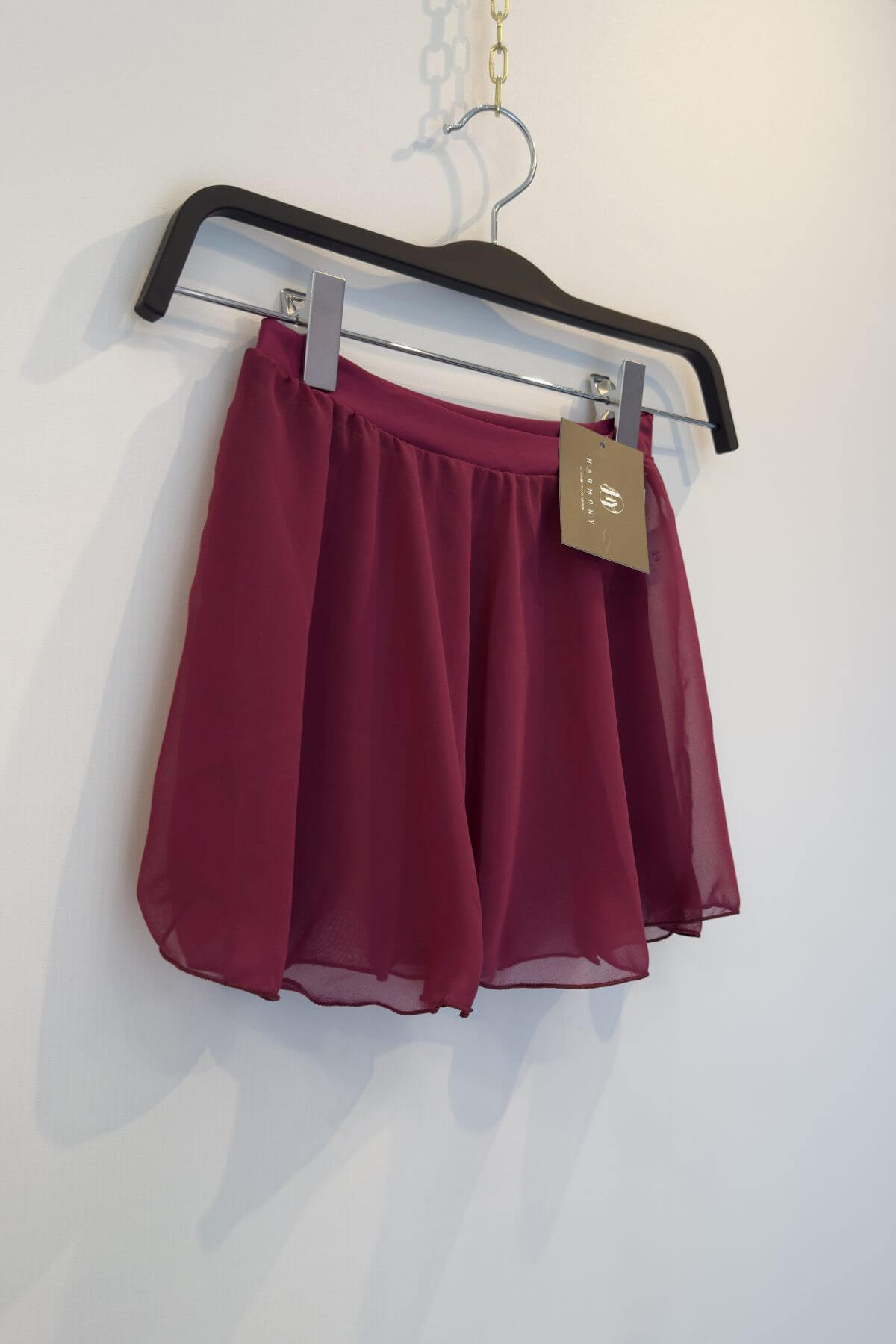 harmony-490-pola-za-balet-plum-chervena-03 Къса тъмночервена балетна пола с еластичен колан Harmony 490 Plum отпред